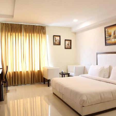 Kingdom Hotel Moga ภายนอก รูปภาพ