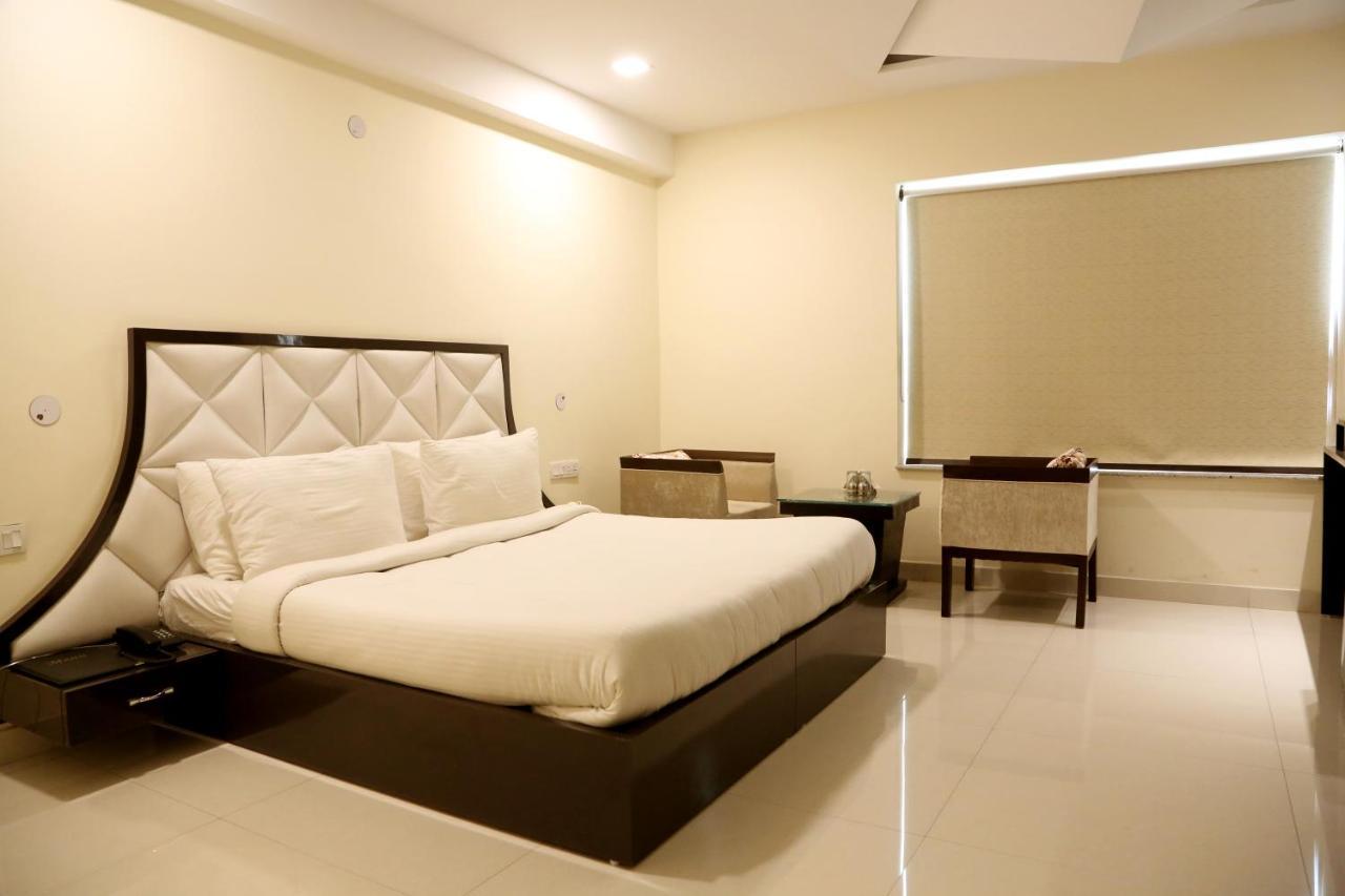 Kingdom Hotel Moga ภายนอก รูปภาพ